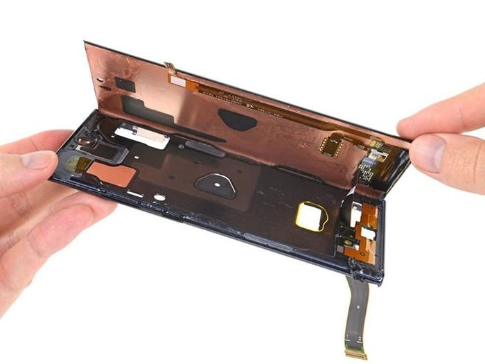 Trong ảnh là mặt phía sau của màn hình Dynamic AMOLED Infinity-O do Samsung sản xuất. Khu vực đặt cảm biến vân tay siêu âm trên màn hình 6.8 inch khổng lồ này cũng giống như trên S10. 
