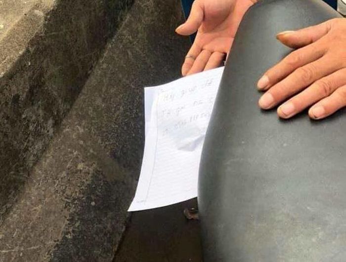 Mảnh giấy ghi lại số điện thoại nạn nhân để lại