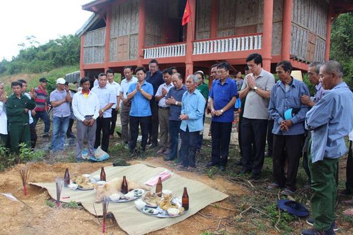 Thực hiện lễ cúng cầu mong bình an ở vùng đất mới.