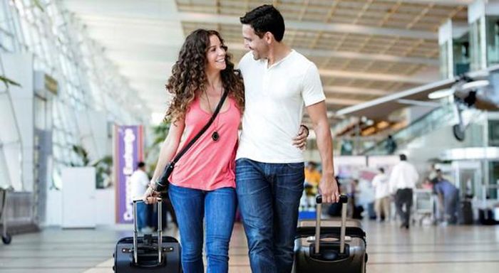 Khi đến sân bay, hãy cố gắng vận động nhiều nhất có thể, đừng nên ngồi yên một chỗ. Bạn có thể đi lại xung quanh hoặc thậm chí, chạy bộ nhẹ nhàng để giúp máu lưu thông và không bị mê mệt và uể oải trong khi bay. Ảnh: vantourscostarica.