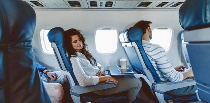 Nếu cảm thấy mệt, lời khuyên đưa ra là bạn nên nghỉ ngơi hơn là ngủ. Bạn có thể sử dụng vài giọt tinh dầu oải hương hay dầu khuynh diệp lên đệm ghế máy bay để cảm thấy thư giãn hơn. Bạn cũng có thể sử dụng bịt mắt ngủ để cảm thấy thoải mái hơn. Tuyệt đối không dùng thuốc ngủ để ép bản thân làm quen với môi trường địa phương vì nó không có tác dụng giúp cơ thể thích nghi với thói quen ở môi trường mới mà còn gây ra một số tác dụng phụ nguy hiểm. Ảnh: abcviagem.