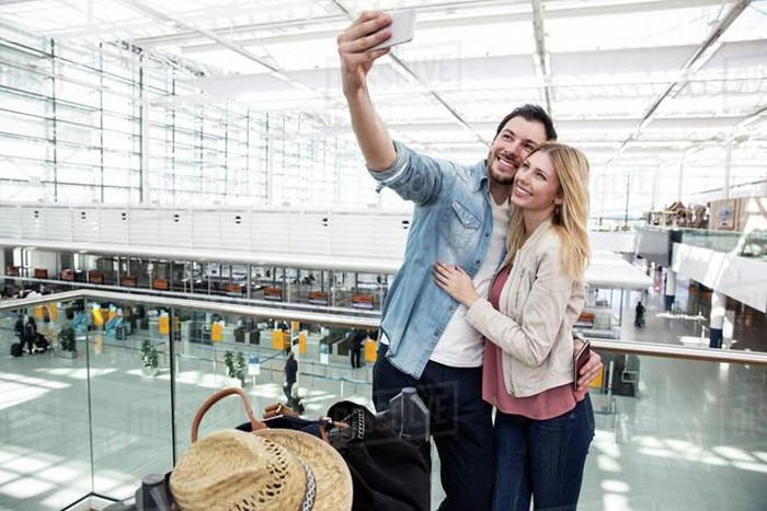 Một số người lần đầu đi máy bay, ngoài sự hồi hộp và thích thú thì cảm giác lo âu và căng thẳng là điều không tránh khỏi, nhất là với những chuyến bay dài. Lúc này, cơ thể sẽ tiết ra hoocmon làm bạn cảm thấy mệt mỏi hơn khi bay. Thay vào lo lắng, tại sao bạn không thử lấy smartphone ra và “tự sướng” check-in một kiểu trước khi lên đường nhỉ, điều này sẽ giúp bạn thoải mái hơn rất nhiều đấy! Ảnh: Dissolve.