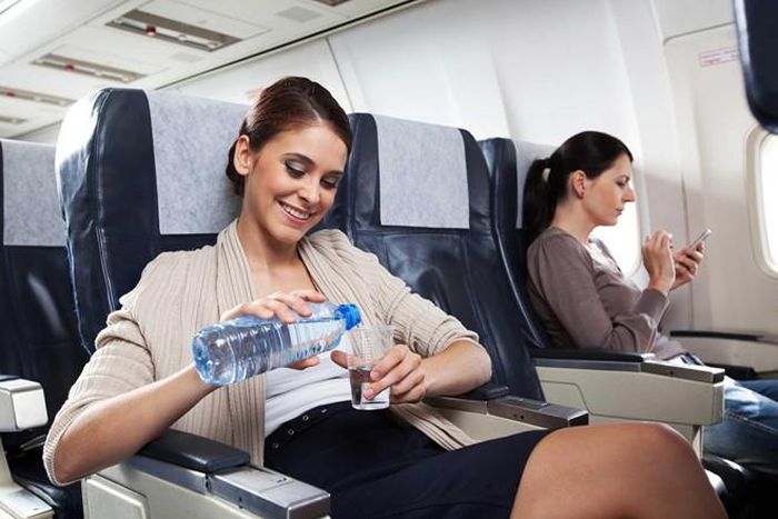 Trong quá trình bay: Khi bay trên bầu trời, bạn sẽ chịu sự thay đổi áp suất khí quyển đột ngột, vì vậy hãy cố gắng giữ ẩm cho cơ thể và tránh dùng những loại thức uống có chứa chất kích thích. Tốt hơn hết, bạn nên mang theo một chai nước lọc hoặc có thể, mang thêm túi trà thảo dược để uống trong chuyến bay. Ảnh: airportshuttlecapetown.