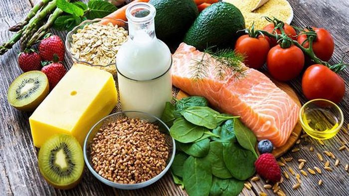 Vào ngày khởi hành, bạn hãy ăn uống đầy đủ chất, bổ sung thêm trái cây và rau tươi, tránh dùng chất kích thích như cà phê, đường tinh chế và thức ăn chứa nhiều muối. Tránh bị “buồn miệng” khi trên máy bay, bạn có thể bỏ túi thêm vài miếng bánh yến mạch, quả hạch…Ảnh: Daily Times.