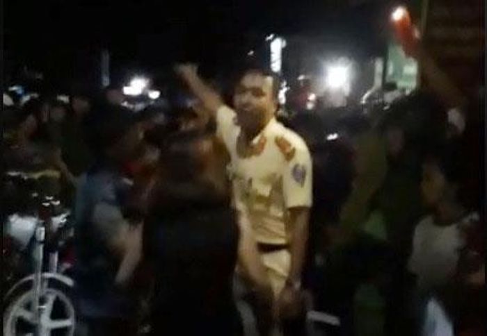 Đến 21h, người dân vẫn vây hiện trường vụ tai nạn. Ảnh: T. N.
