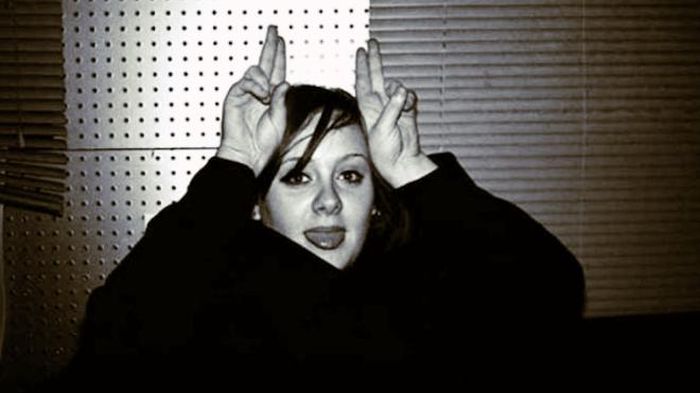 Adele trong một bức hình do Alex Sturrock chụp năm 2009