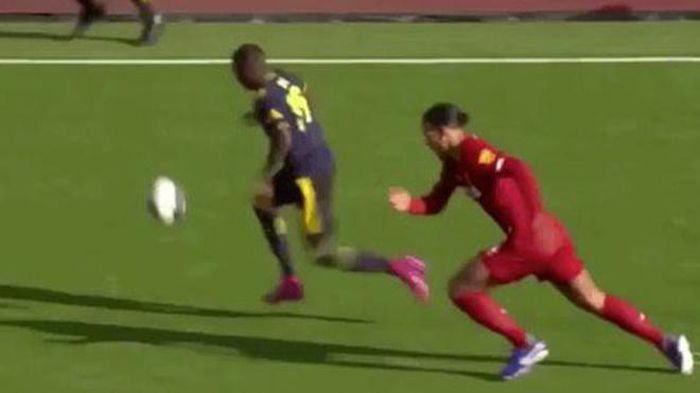 Pha bóng Van Dijk bị Pepe vượt mặt