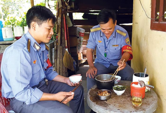Bữa cơm đạm bạc của nhân viên gác chắn 