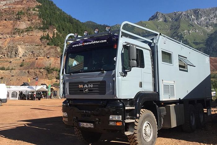 Dựa theo nhu cầu của người mua, giá xe Overlanding 6x6 của Box Manufaktur sẽ bán ra khoảng 250.000 USD tới 400.000 USD (khoảng 2,8 tỷ đến hơn 9 tỷ đồng). Một cái giá không rẻ để có được một phương tiện theo đúng mơ ước của những người mê xe cắm trại/off-road.