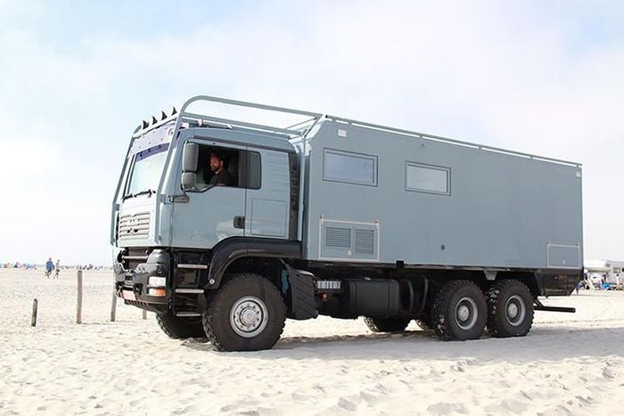 Tuy nhiên với số tiền bỏ ra, bạn sẽ có một "ngôi nhà di động" là chiếc 6x6 nặng 26 tấn này là phương tiện off-road kết hợp cắm trại như trong mơ.