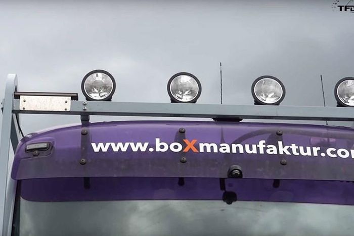 Nhà sản xuất Box Manufaktur là công ty gốc Đức có chuyên môn thiết kế và chế tạo những mẫu xe Overlanding đặc biệt. Thay vì sử dụng hệ thống khung bằng gỗ hoặc kim loại giống như những công ty Overlanding khác, Box Manufaktur sử dụng một hệ thống thân vỏ hỗn hợp để có sức chống chịu cao hơn và nhẹ cân hơn.