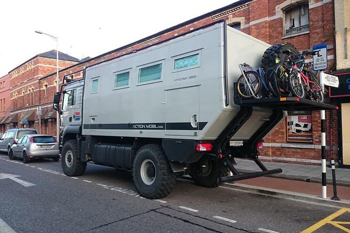 Chiếc xe 6x6 Overlanding khổng lồ được sở hữu bởi Andreas Bruckner của công ty Box Manufaktur dường như là một thứ hoàn hảo hiếm có.