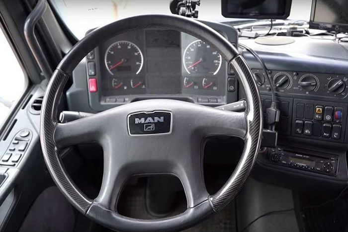 Ngoài ra, xe có sử dụng một hệ thống van nhanh mà cho phép xì hơi tất cả 6 lốp xe để tiện off-road trong vòng dưới 20 phút. Xe cũng có một bộ nén khí tích hợp trong để bơm lốp lên mức 110 PSI để đi đường phố.