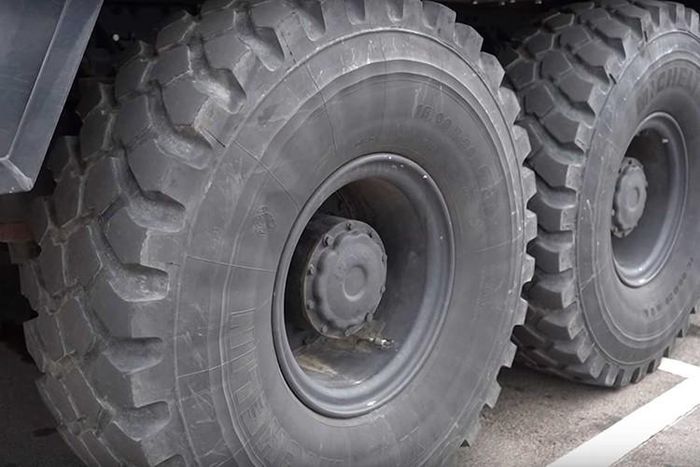 Để điều hướng qua những địa hình thử thách nhất, chiếc xe có tới ba bộ khóa vi sai và 32 số tiến cũng như 4 số lùi. Nhằm tận dụng toàn bộ công suất, xe có hệ thống dẫn động 6x6 toàn thời gian và lắp đặt lốp xe lấy trực tiếp từ nguồn quân đội. Bộ lốp và la-zăng của xe nặng tới 272 kg.