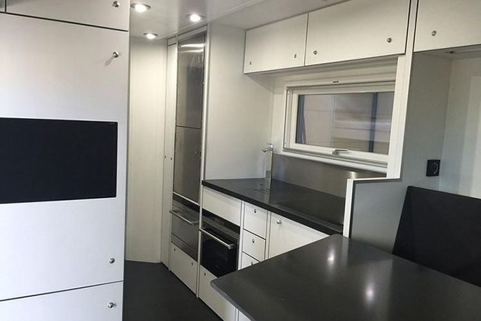 Bên cạnh các tính năng off-road ấn tượng, một điểm đáng nói khác của chiếc MAN 6x6 này chính là không gian sống kỳ diệu. Andrea giải thích rằng Box Manufaktur đã mất khoảng 1 năm để chế tạo một trong những hộp nội thất cá nhân hóa thế này với 4 tháng đầu chủ yếu để lên kế hoạch.