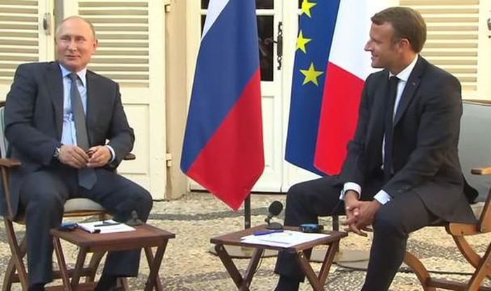 Tổng thống Pháp Macron đón tiếp Tổng thống Nga Putin ngay trước thềm Hội nghị G7. Ảnh: RT