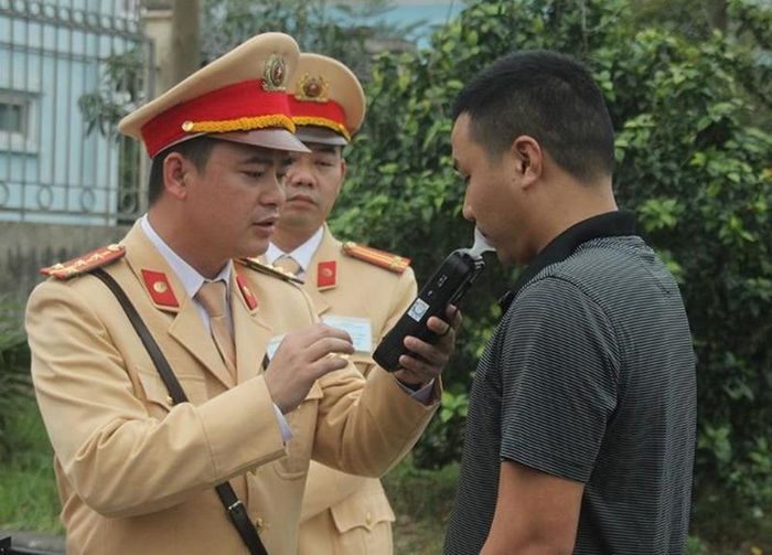 Lực lượng chức năm kiểm tra nồng độ cồn của người tham gia giao thông (ảnh minh họa).