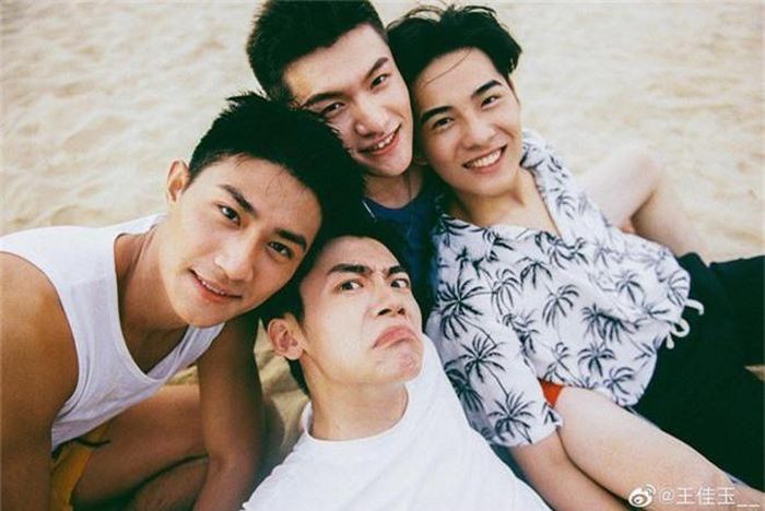 Cả 4 anh chàng đều điển trai