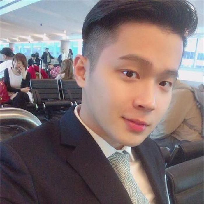 Gương mặt sáng, nụ cười duyên của Quốc Huy nhận được nhiều lời khen ngợi từ dân mạng. Tuy nhiên, thông tin cá nhân của anh chàng ít được tiết lộ khiến nhiều người tò mò.