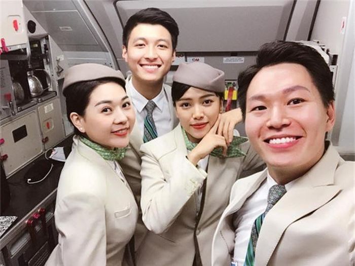 Việt Hưng cho hay, anh đã theo nghề tiếp viên hàng không được 4 năm."Để trở thành tiếp viên hàng không, mình đã tập các môn thể thao như võ, bơi lội để phát triển chiều cao, có ngoại hình tốt. Ngoài ra, mình còn trau dồi ngoại ngữ và sự tự tin cho bản thân", chàng trai 23 tuổi tâm sự.