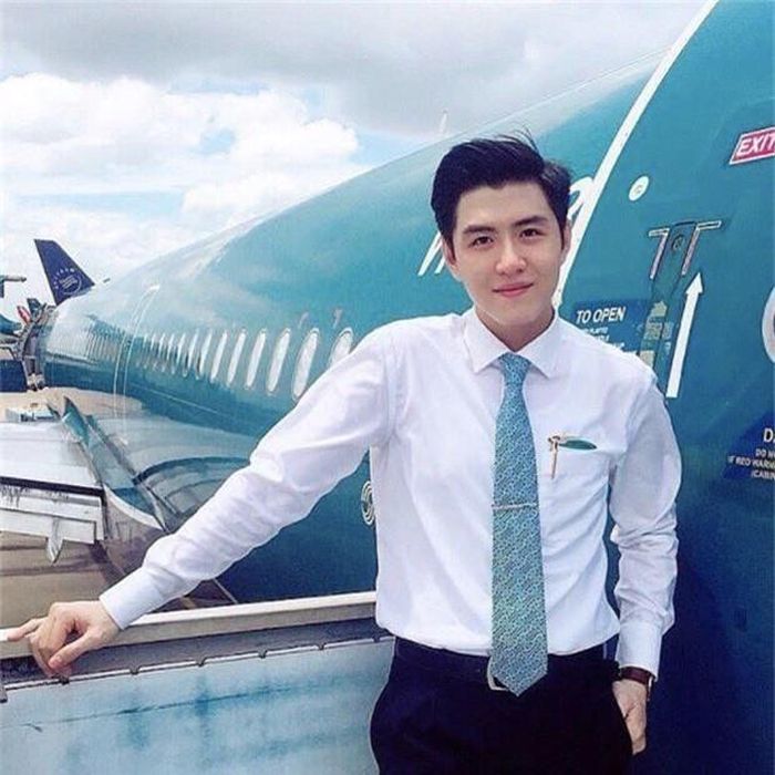 Hải Cường (sinh năm 1996) được mệnh danh là "nam thần hàng không" khi nổi tiếng chỉ sau một đêm nhờ bức ảnh chụp lén. Thời điểm được chú ý vào năm 2017, 9X đangtheo học ở Trung tâm huấn luyện bay của Vietnam Airlines (FTC) tại TP.HCM. Cùng với hiệu ứng trên các diễn đàn, trang cá nhân của anh chàng cũng có lượng người theo dõi tăng lên nhanh chóng.