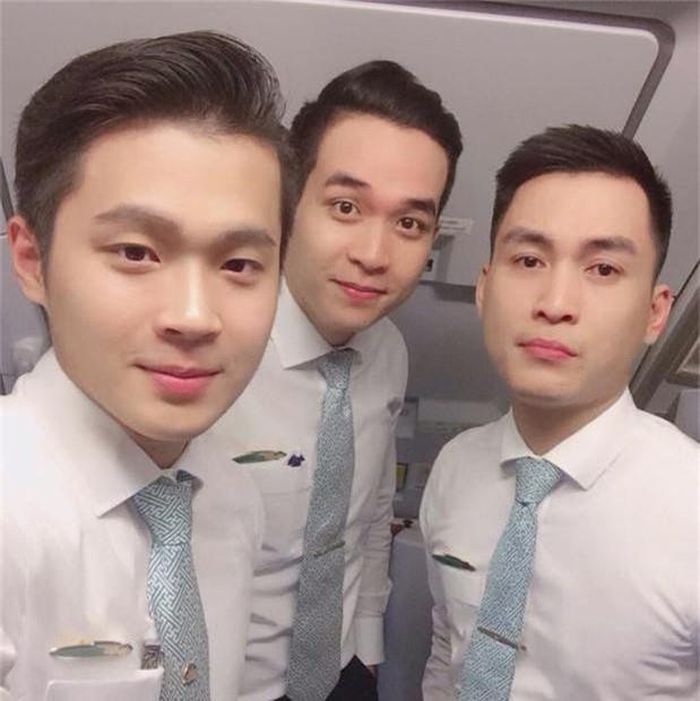 Quốc Huy cùng hai người đồng nghiệp của mình là Nguyễn Bảo Trung (giữa) và Nguyễn Khôi (bên phải) từng nổi tiếng là "bộ ba soái ca" khi khoe loạt ảnh chụp chung lên mạng xã hội. Ngoại hình điển trai của cả 3 người khiến nhiều cô nàng yêu mến.