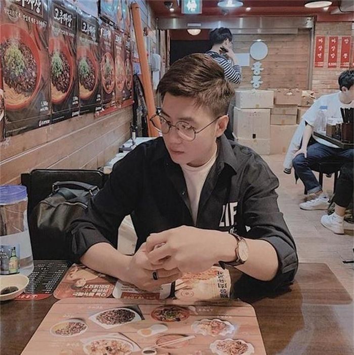 Trên trang cá nhân, chàng "hot boy hàng không" thường xuyên đăng những bức ảnh check-in tại nhiều địa điểm du lịch nổi tiếng. Hải Cường được nhiều người yêu thích nhờ phong cách thời trang "chất" không kém gì các "oppa" Hàn Quốc.