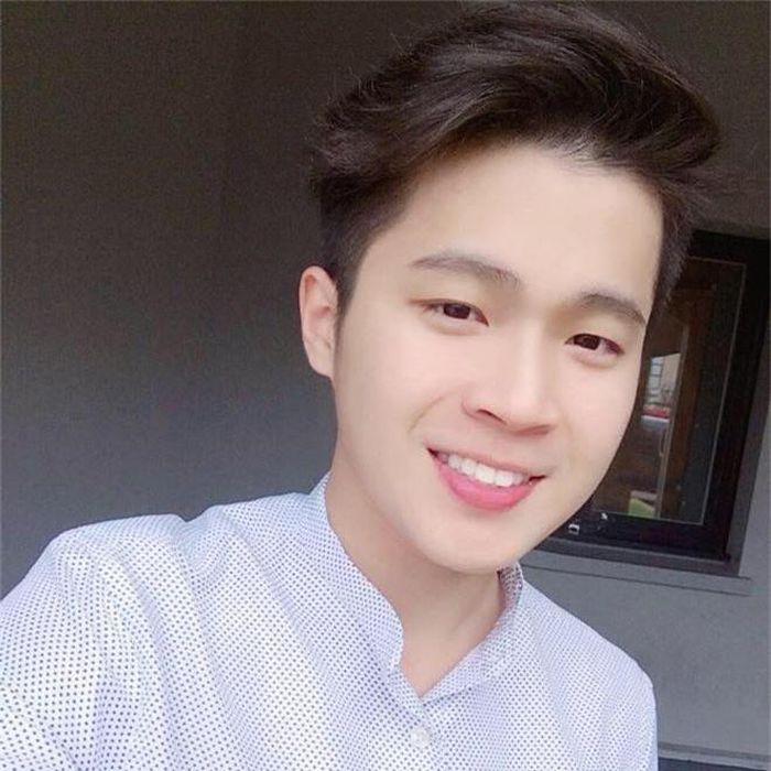 Nguyễn Quốc Huy (Nghệ An) cũng là một trong những "hot boy tiếp viên hàng không" được dân mạng chú ý. Anh chàng hiện làm việc cho hãng Vietnam Airlines.