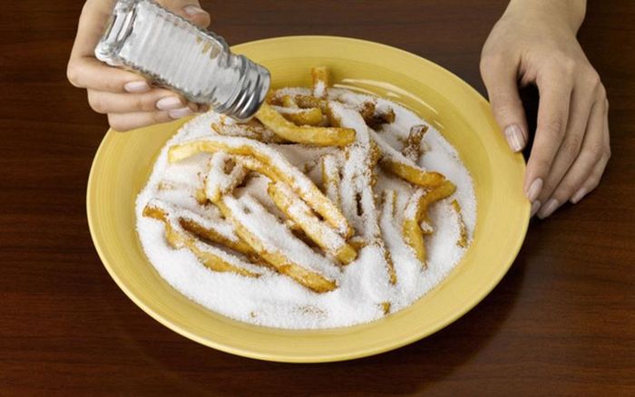 Thức ăn mặn có hàm lượng natri vượt quá mức cho phép dẫn đến lưu giữ chất lỏng dư thừa trong gan và ức chế hoạt động của gan gây ra nhiều bệnh nguy hiểm.