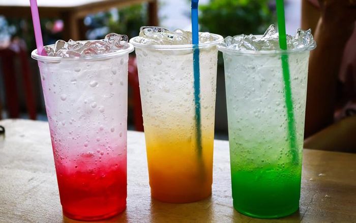 Soda: Tiêu thụ quá nhiều đồ uống giải khát cũng như các loại đồ uống và thực phẩm khác có hàm lượng cao fructose corn syrup (HFCS) có thể gây tổn thương gan.