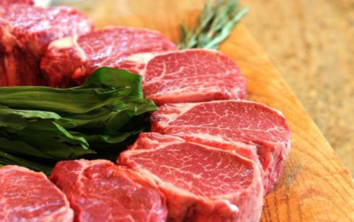 Tiêu thụ quá mức các loại thịt đỏ có xu hướng khiến hàm lượng protein và chất béo cao, khiến gan có thể gặp khó khăn trong việc hấp thụ và chuyển hóa protein.