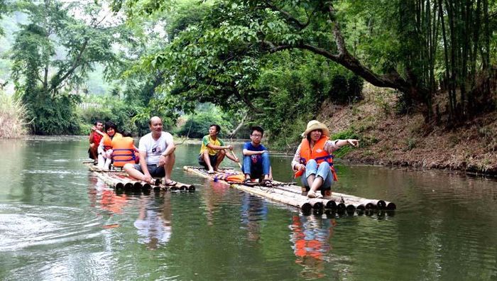 Chèo bè tre đưa du khách tham quan ở homestay Minh Thơ. Ảnh; Dương Minh Bình