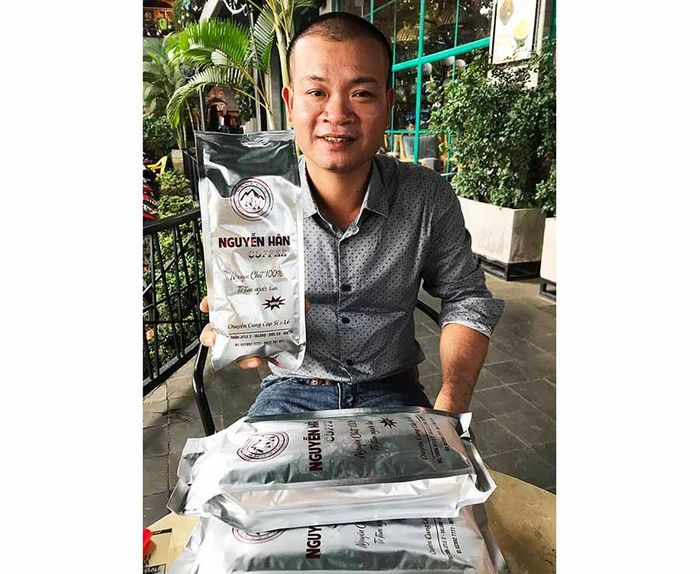 Anh Nguyễn Văn Hân và sản phẩm cà phê rang xay của mình. Ảnh: H.D