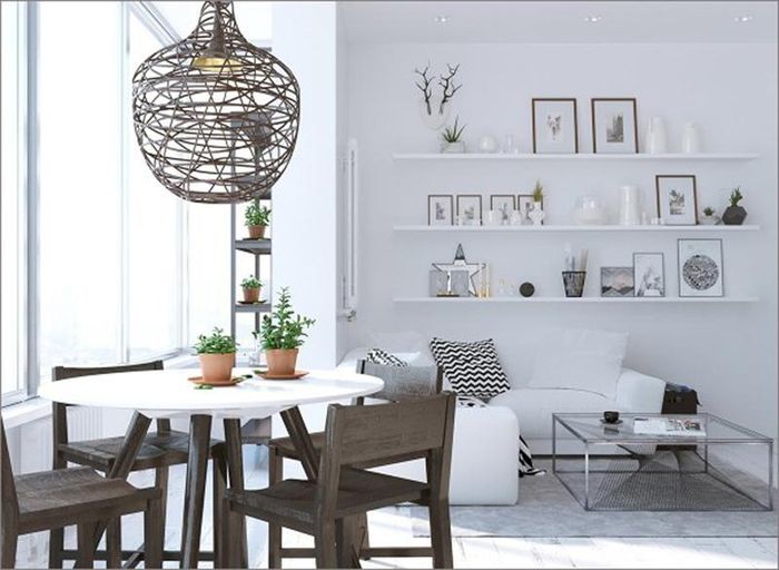Phòng ăn mang phong cách trẻ trung khi có những giá gỗ gắn trên tường để tranh ảnh, lọ hoa và những vật dụng trang trí khác.