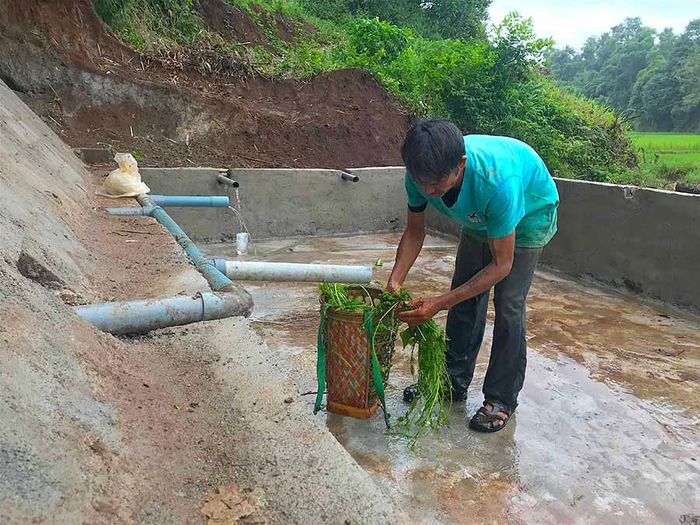 Người dân phấn khởi vì được sử dụng nguồn nước sạch. Ảnh: H.T