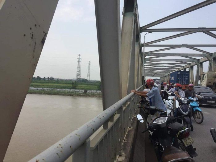 Địa điểm người phụ nữ nhảy từ cầu Hồ xuống sông Đuống.