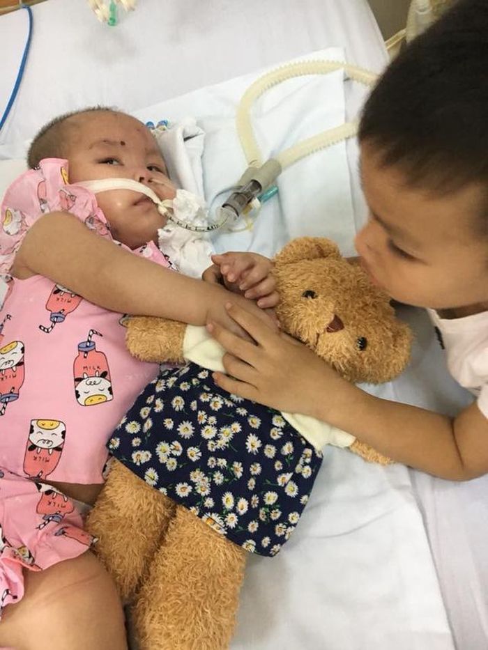 Bé Hải Quỳnh đang ngủ, nhưng có anh gọi và cầm tay nên bé đã mở mắt.
