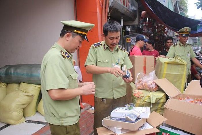 Nhiều loại bánh trung thu có nhãn mác Trung Quốc được vận chuyển theo xe khách về Hà Nội
