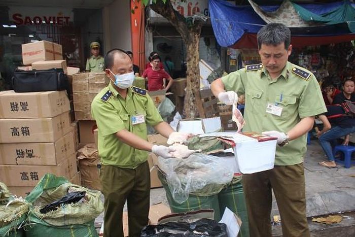 Hơn 330 kg thịt lợn, thịt ngan Trung Quốc tươi sống được vận chuyển về Hà Nội