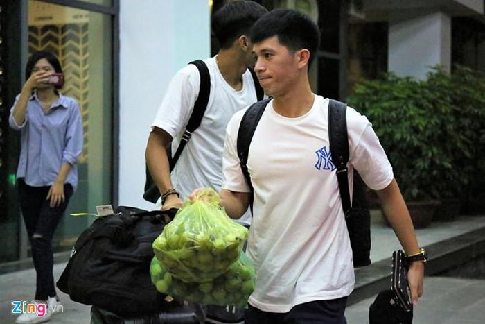 Đình Trọng xách hai túi ổi lên tập trung đội tuyển. Ảnh: Thế Anh.