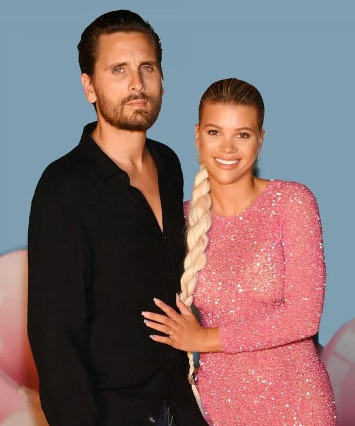 Nàng mẫu 9x tươi tắn rạng ngời bên bạn trai hơn 16 tuổi Scott Disick.