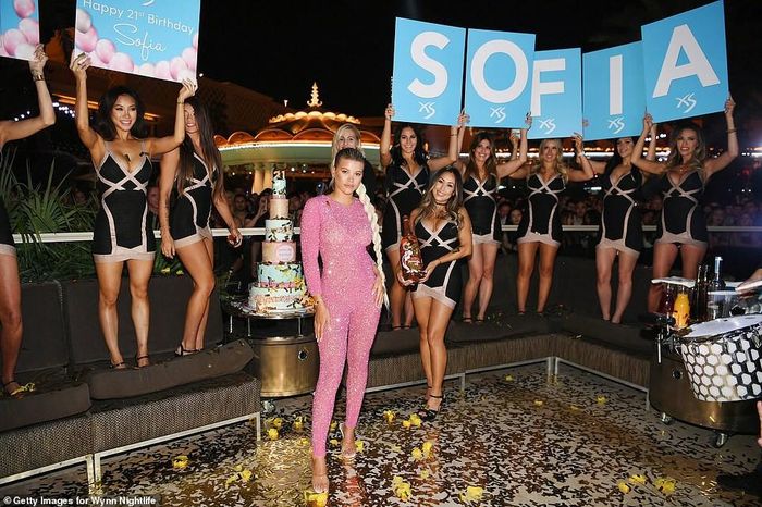 Sofia là tâm điểm trong tiệc sinh nhật 21 tuổi.