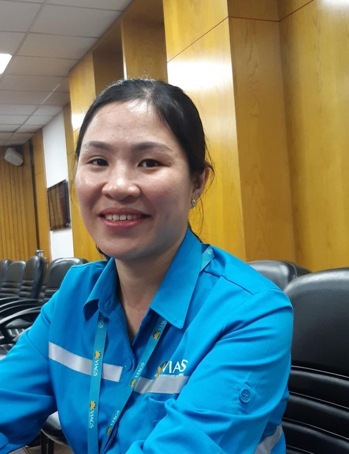 Chị Phùng Thị Ngọc, nhân viên Công ty TNHH MTV Dịch vụ mặt đất sân bay Việt Nam, đã phát hiện và trả lại tài sản để quên trên máy bay với giá trị tương đương gần 1 tỷ đồng