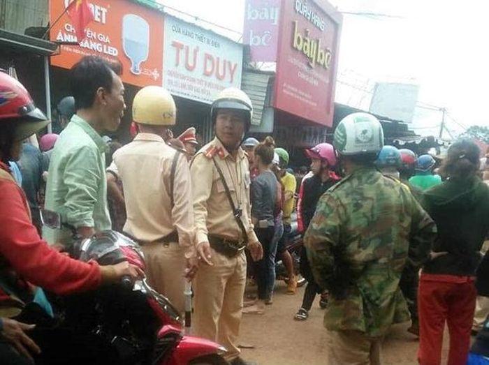 Hàng trăm người dân vây kín hiện trường, vu oan "CGST truy đuổi xe chở người đi cấp cứu và gây ra tai nạn". 