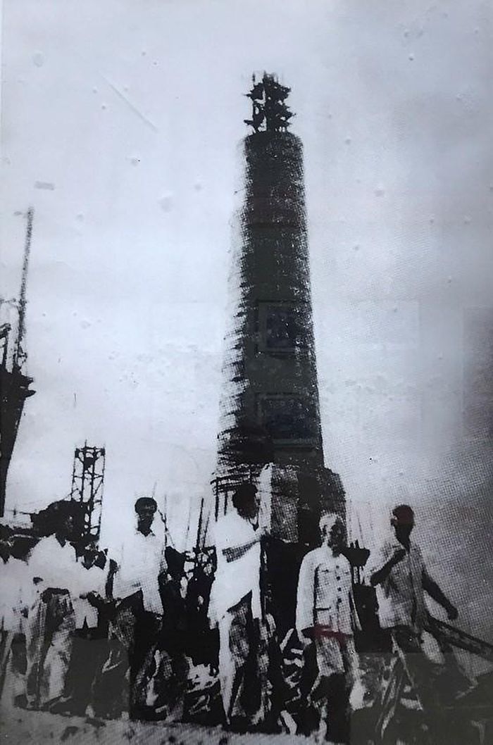 Năm 1957, trong lần trở lại quê hương lần thứ nhất, Nhà máy điện Vinh (đóng dưới chân núi Dũng Quyết) vinh dự được đón Bác Hồ về thăm. Ảnh tư liệu.