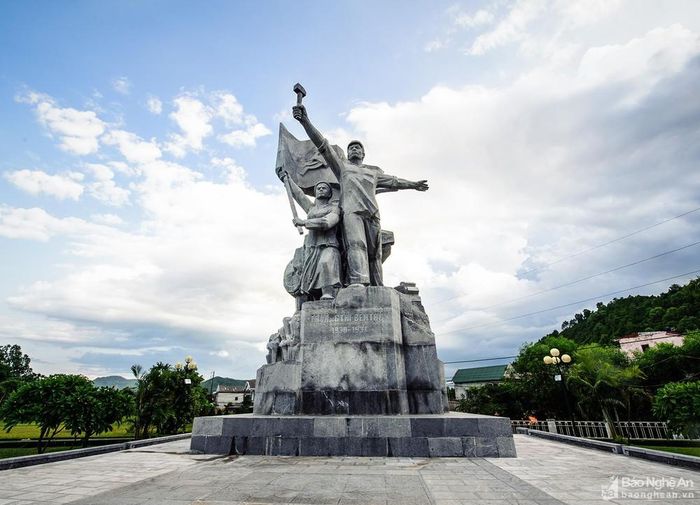Những năm đầu thập niên 30 của thế kỷ XX, giai cấp công nhân tại các nhà máy ở khu vực Bến Thủy sớm có nhiều phong trào đấu tranh mạnh mẽ, mà dấu ấn đầu tiên là cuộc biểu tình ngày 1/5/1930, diễn ra tại ngã ba Bến Thủy của hàng ngàn nông dân các huyện Hưng Nguyên, Nghi Lộc và công nhân các nhà máy ở Bến Thủy. Trong ảnh là Tượng đài Trường Thi - Bến Thủy 1930 - 1931, được dựng tại khu vực ngã ba Bến Thủy, khánh thành vào ngày 12/9/2012. Đây là nơi ghi dấu sự kiện cuộc biểu tình lịch sử ngày 1/5/1930, lần đầu tiên cờ đỏ búa liềm tung bay trên đỉnh cột đèn Ngã ba Bến Thủy. Ảnh: Sách Nguyễn