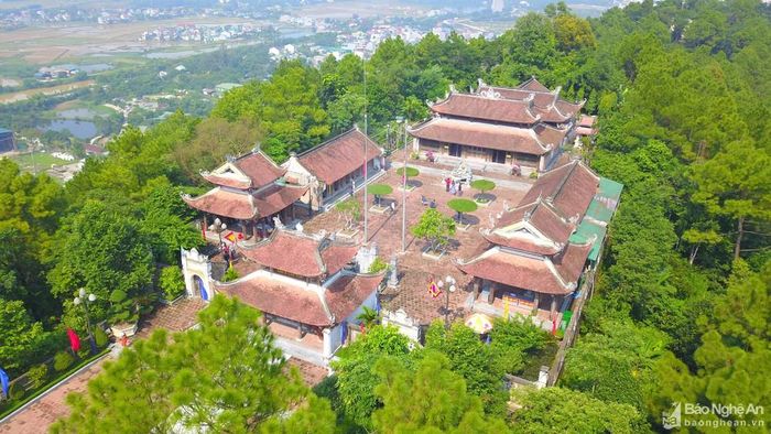 Ngay tại lâm viên núi Dũng Quyết, Hoàng đế Quang Trung đã bắt đầu cho xây dựng thành Phượng Hoàng với mong muốn sẽ chuyển kinh đô về vùng đất Châu Lộc. Tuy nhiên, ý định đó chưa thực hiện xong thì Hoàng đế Quang Trung đột ngột qua đời. Ngày nay trên núi Dũng Quyết - Kỳ Lân vẫn còn lưu lại một số dấu tích của thành Phượng Hoàng - Trung Đô khi mới xây dựng xưa kia. Trong ảnh là quần thể đền Quang Trung trên đỉnh núi Dũng Quyết. Ảnh: Sách Nguyễn