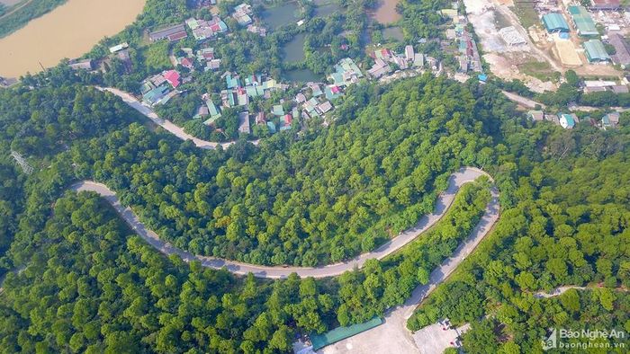 Núi Dũng Quyết - Thành Phượng Hoàng xưa kia trở thành một điểm nhấn không gian đô thị Vinh và trở thành địa chỉ du lịch sinh thái, tâm linh hấp dẫn. Ảnh: Sách Nguyễn