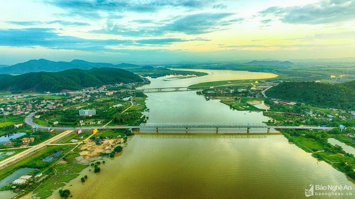 Bến Thủy ngày nay hiện lên với hình ảnh là vùng đất nằm yên bình soi bóng xuống dòng sông Lam. Ảnh: Sách Nguyễn