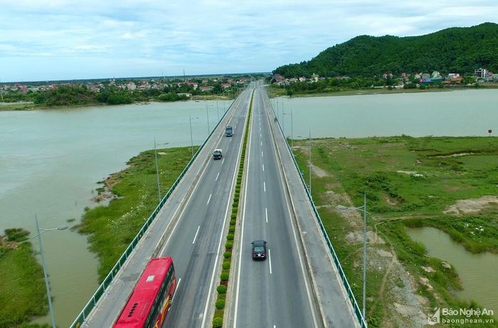 Trên vùng đất xưa đã có 2 cây cầu cùng mang tên Bến Thủy (Bến Thủy và Bến Thủy 2) nối liền tuyến đường thiên lý từ Bắc vào Nam. Trong ảnh là cầu Bến Thủy 2. Ảnh: Sách Nguyễn